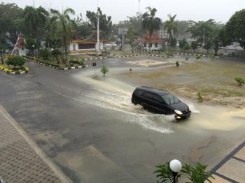 Hujan Sebentar, Byuur...Air Setinggi Lutut Genangi Halaman Gedung DPRD Pekanbaru